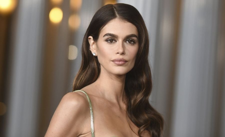 Hollywood Curtain Bangs: Kaia Gerber